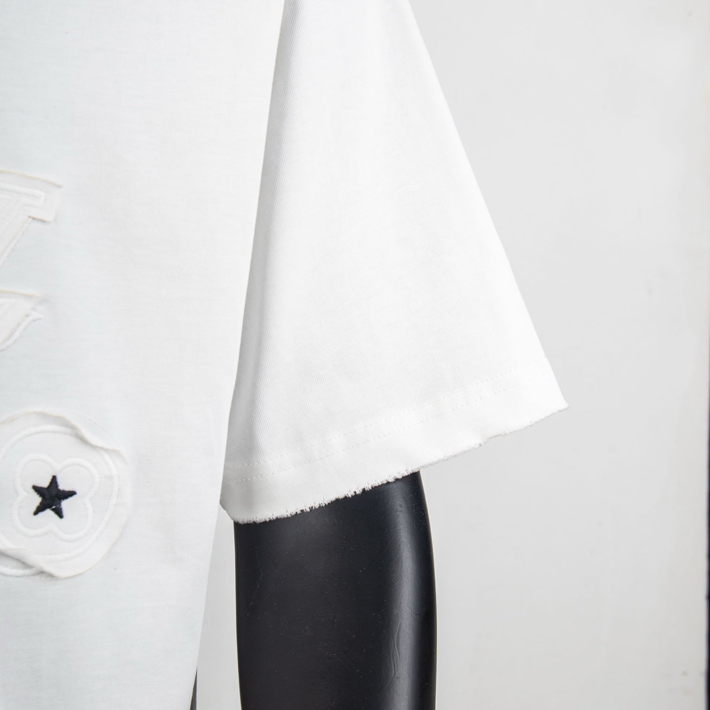 White T-shirt hem with straight cut and stitched bottom edge