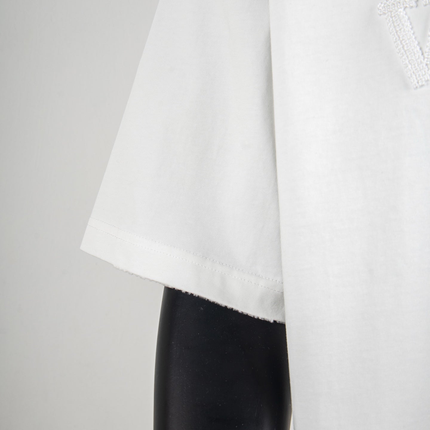 White T-shirt side hem and short sleeves seam detail