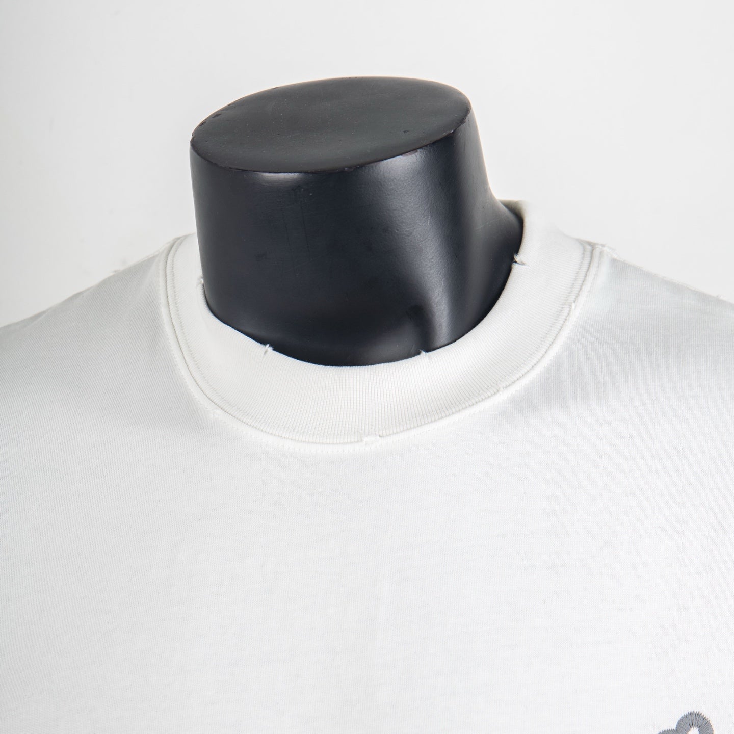 Louis Vuitton short-sleeve T-shirt neckline, white ribbed collar detail