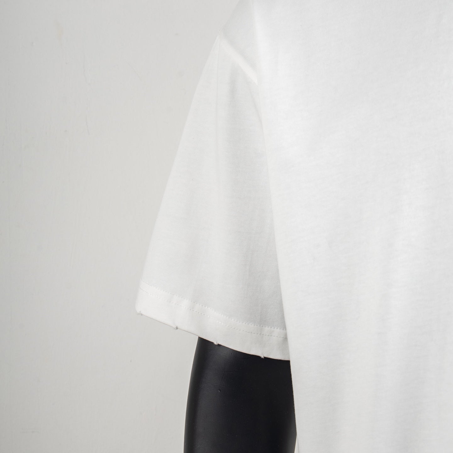 Louis Vuitton short-sleeve T-shirt shoulder and sleeve, white fabric with straight drape