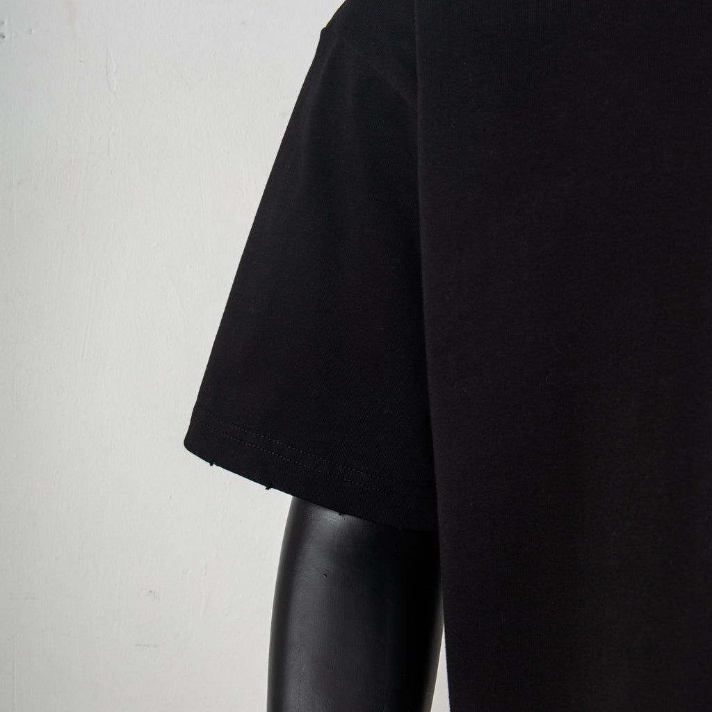 Black short-sleeve T-shirt sleeve and side seam