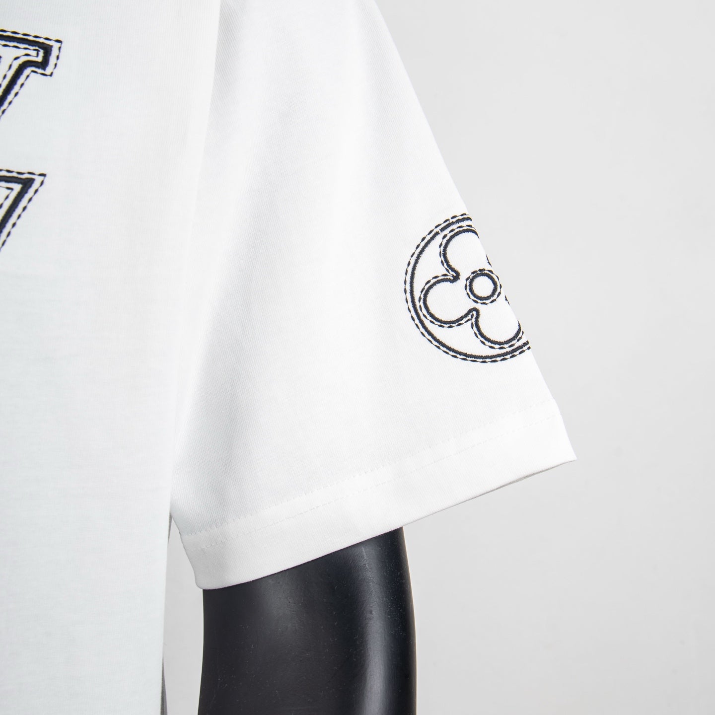 Louis Vuitton white short-sleeve shirt sleeve with circular stitched-style graphic