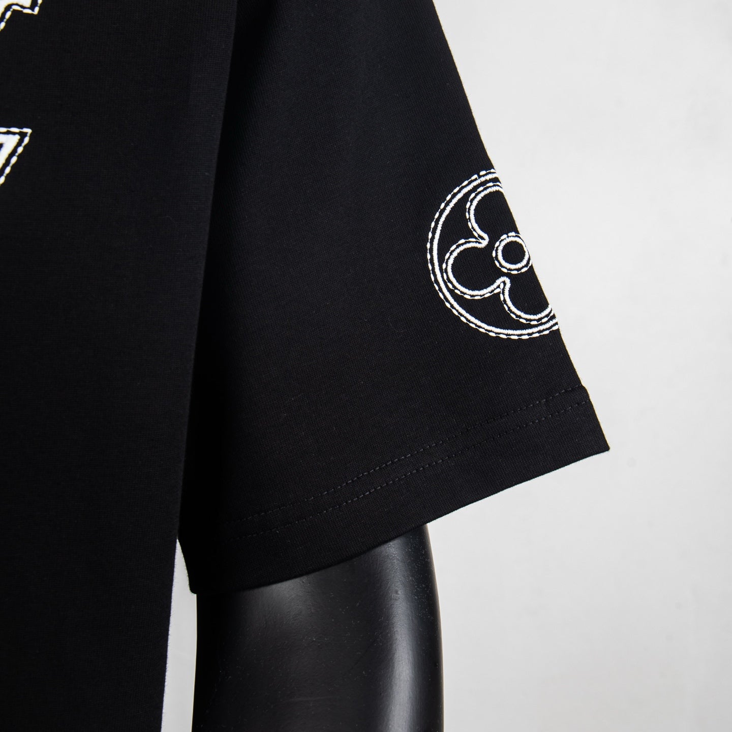 Louis Vuitton black short-sleeve T-shirt sleeve with crest logo embroidery