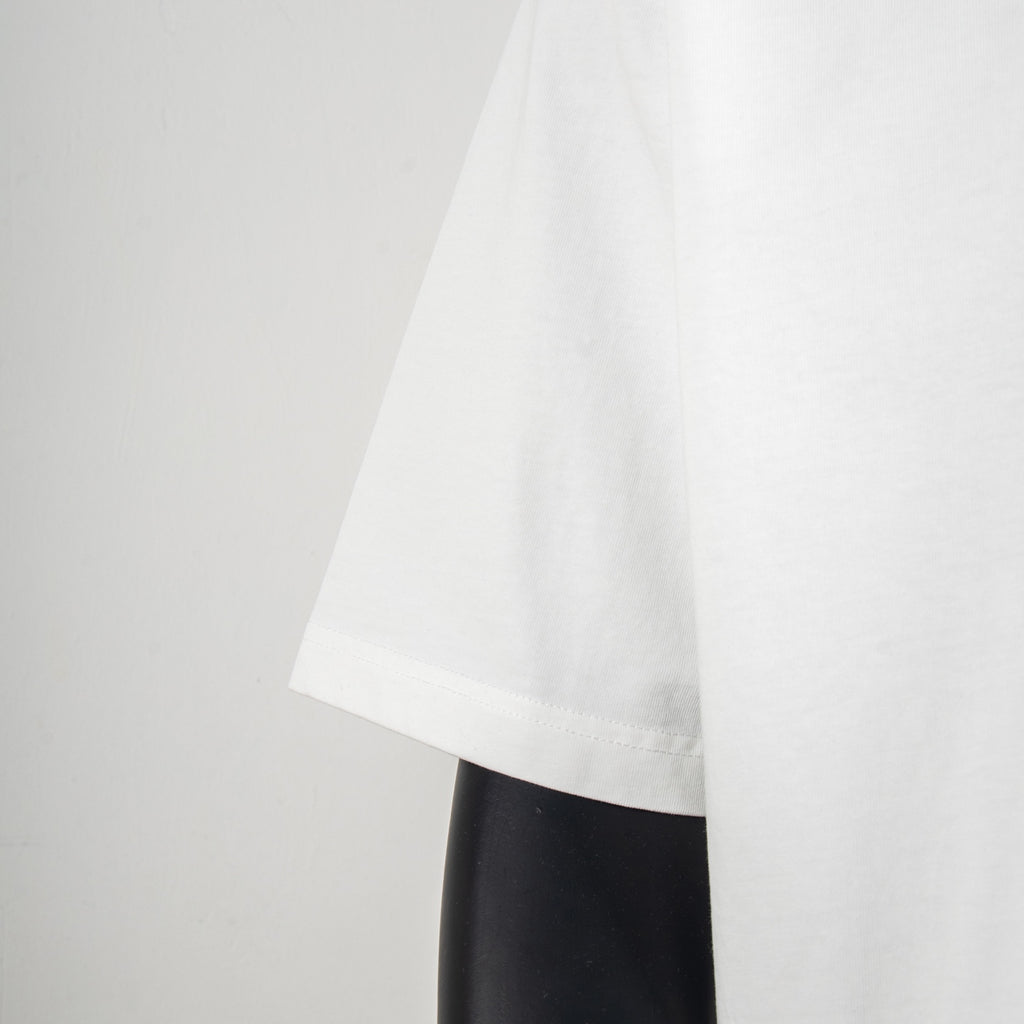 White short-sleeve T-shirt hem and side seam detail