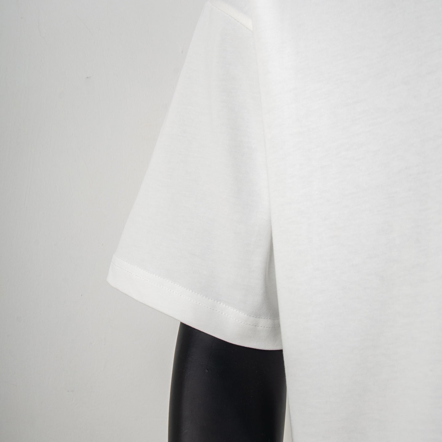 White T-shirt short sleeve with straight hem and side seam