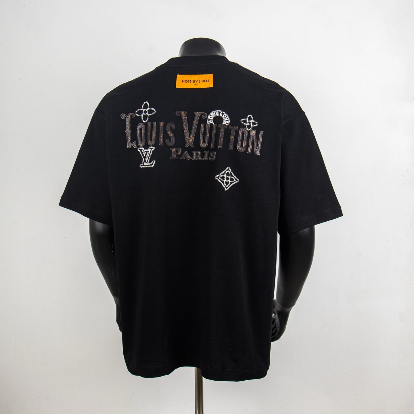 Black T-shirt with large back Louis Vuitton Paris lettering graphic
