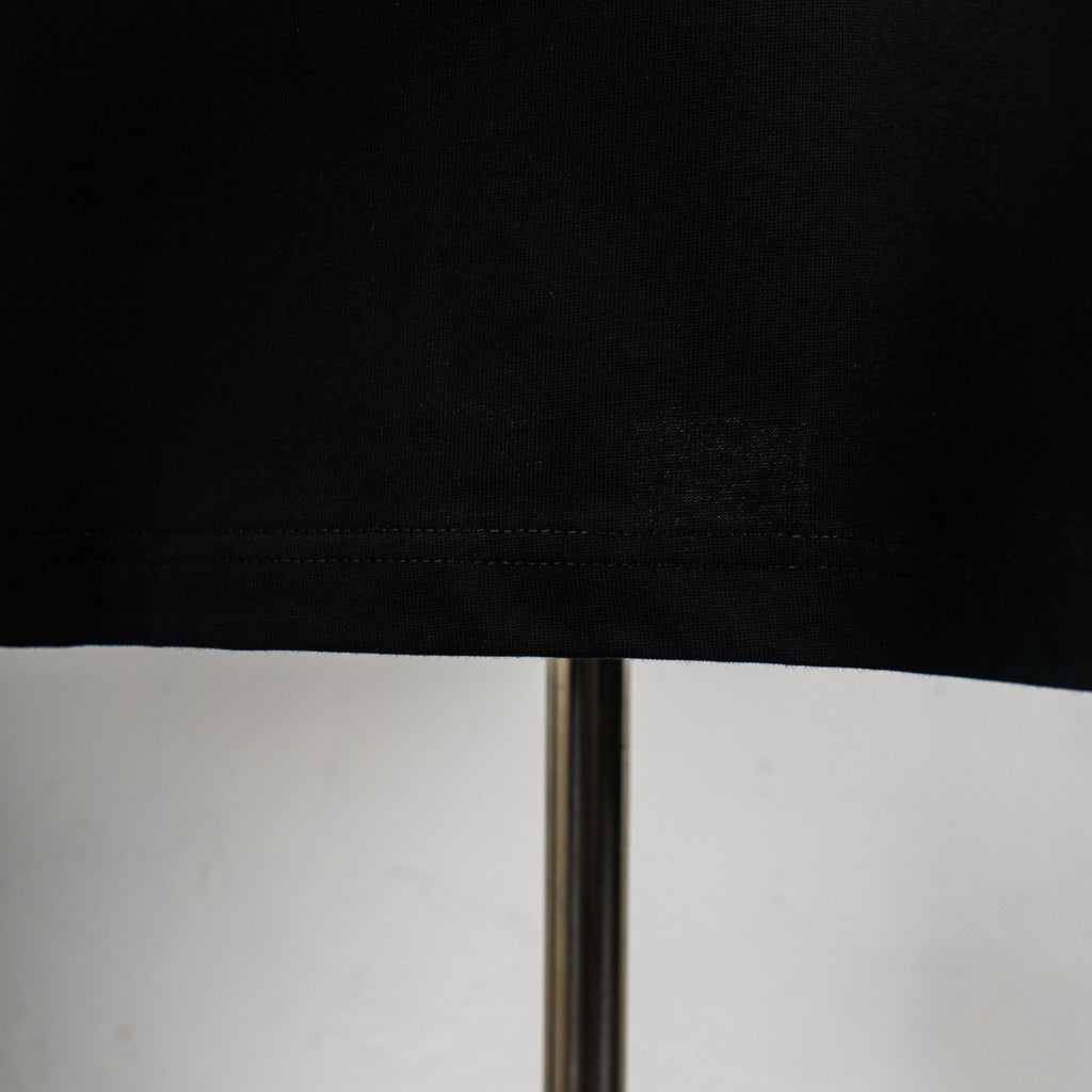 Black T-shirt hem and bottom seam, short sleeve edge view