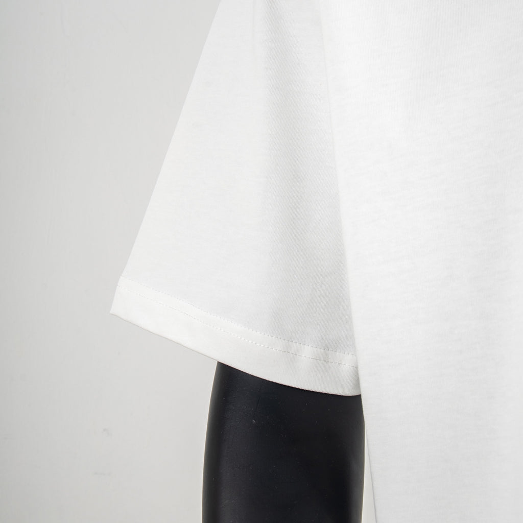 Louis Vuitton white T-shirt hem with short-sleeve seam stitching.