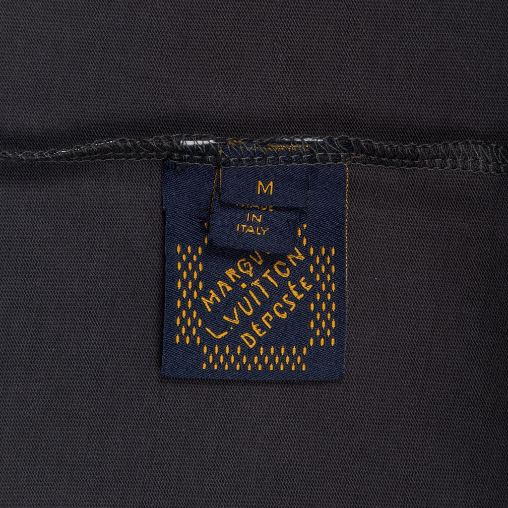 Interior size label on charcoal T-shirt, shows M and Italy