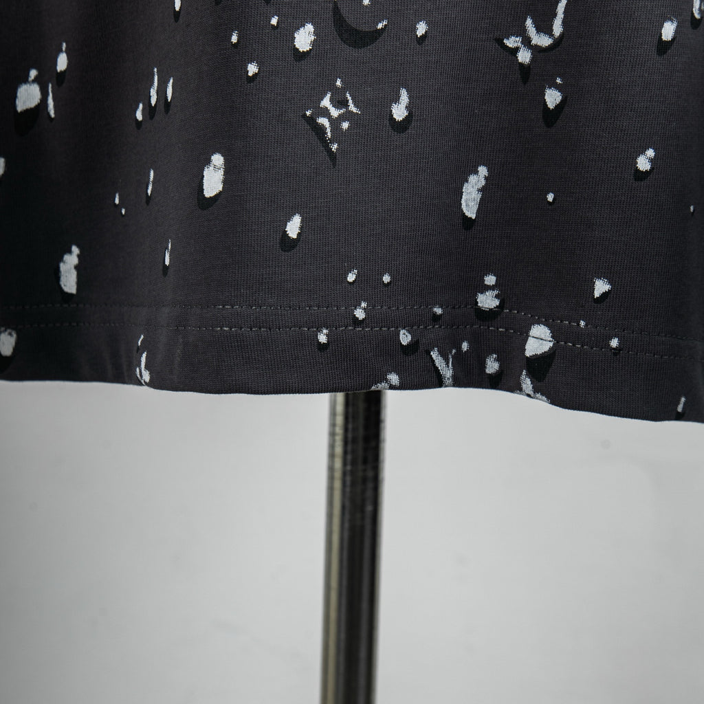 Louis Vuitton black short-sleeve shirt hem stitching with scattered white emblem print