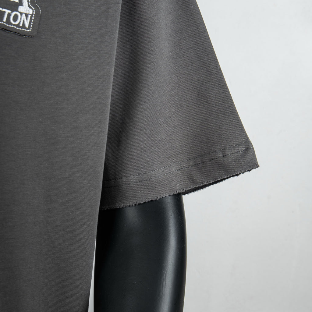 Louis Vuitton short-sleeve T-shirt sleeve seam and hem, dark gray.