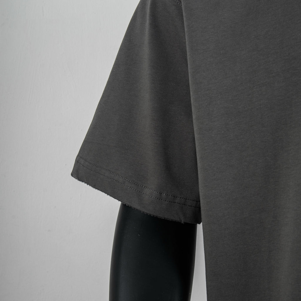 Louis Vuitton short-sleeve T-shirt, dark gray sleeve hem detail.