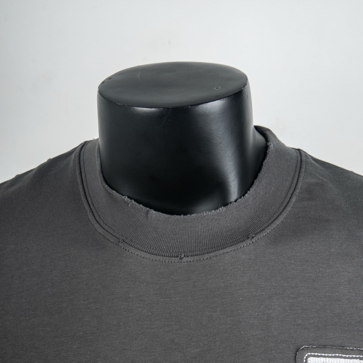 Louis Vuitton short-sleeve T-shirt collar, dark gray ribbed crew neck.