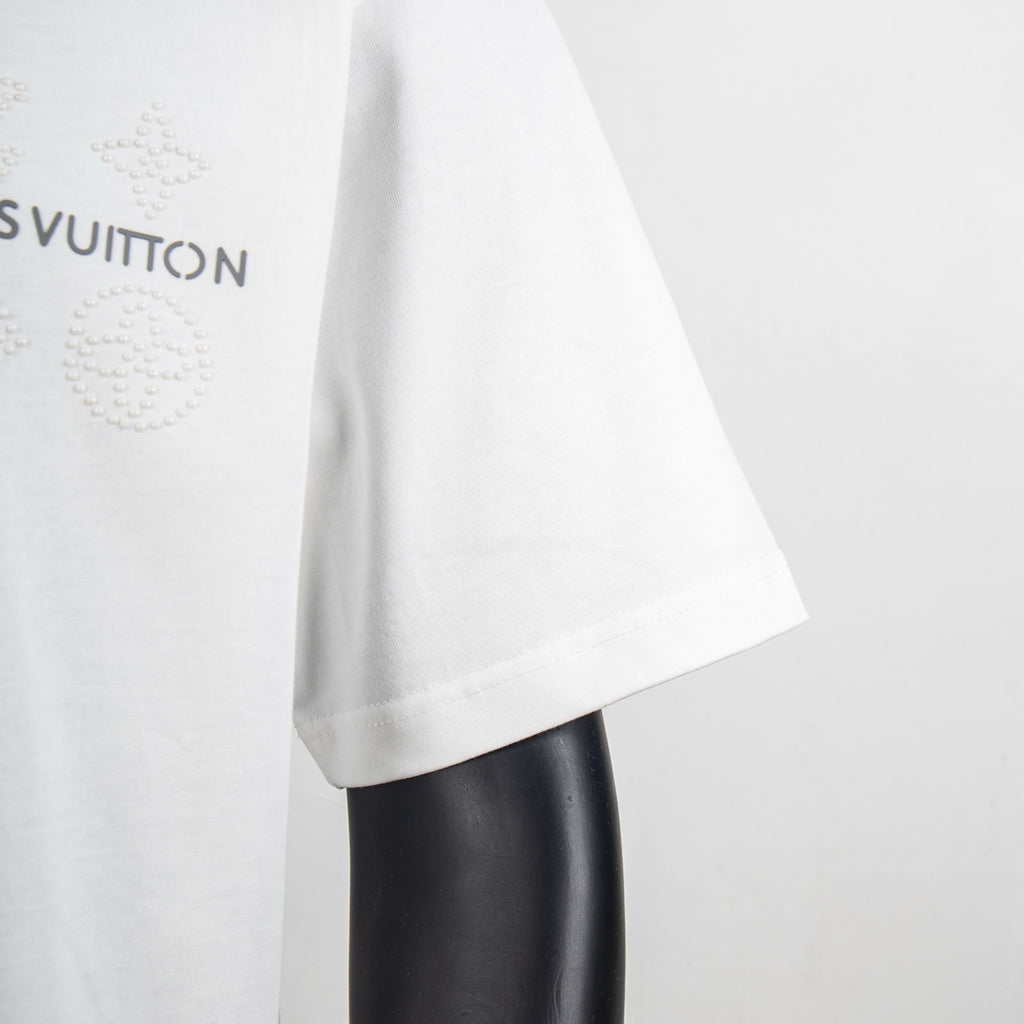 White T-shirt sleeve and side seam detail with short cuff