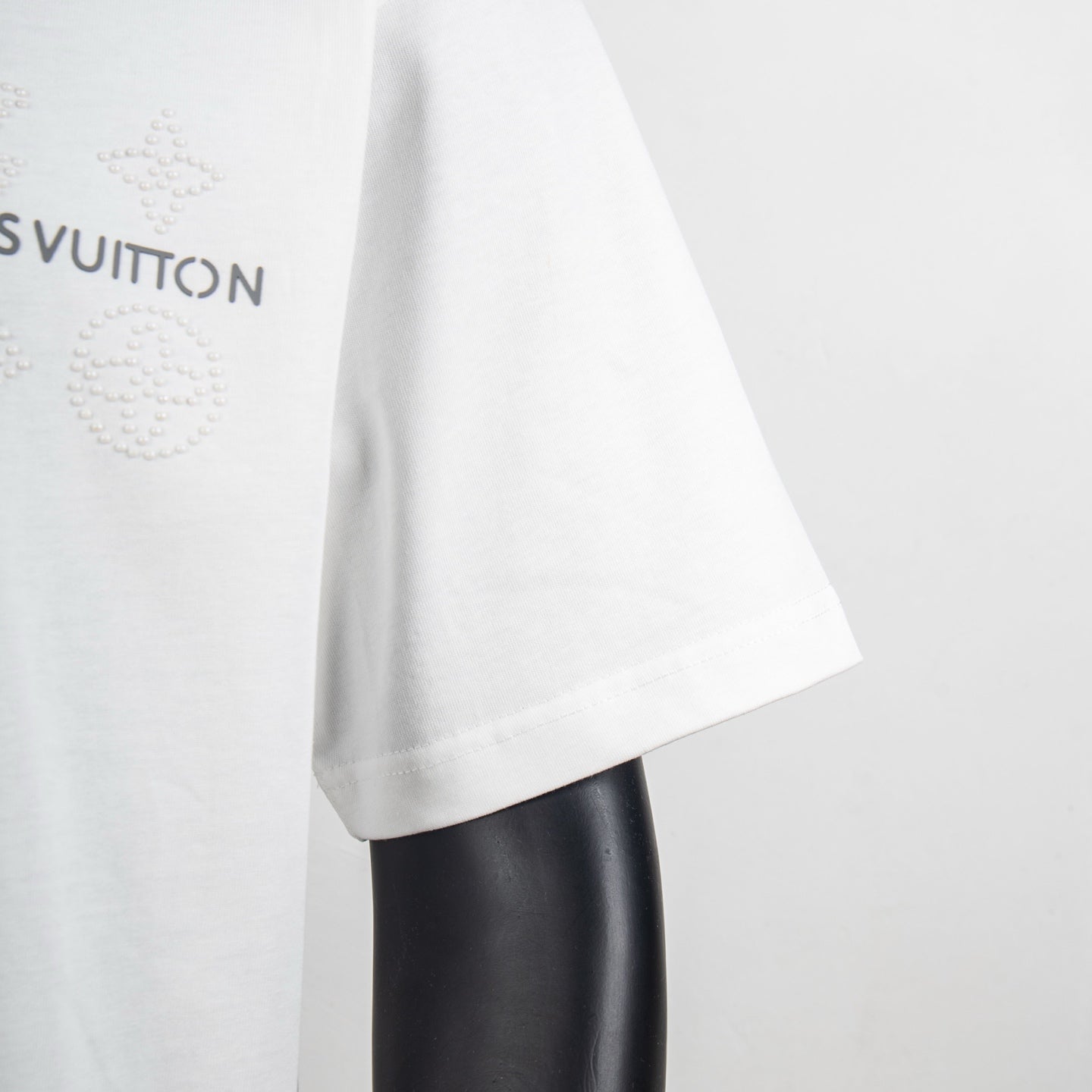White short-sleeve T-shirt sleeve and hem edge