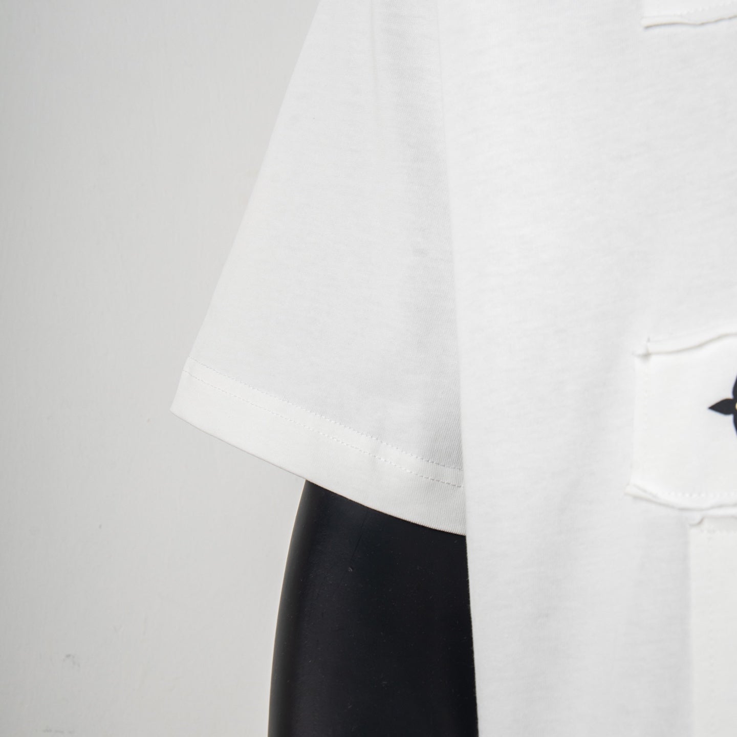 White T-shirt short sleeve with stitched hem and visible side seam