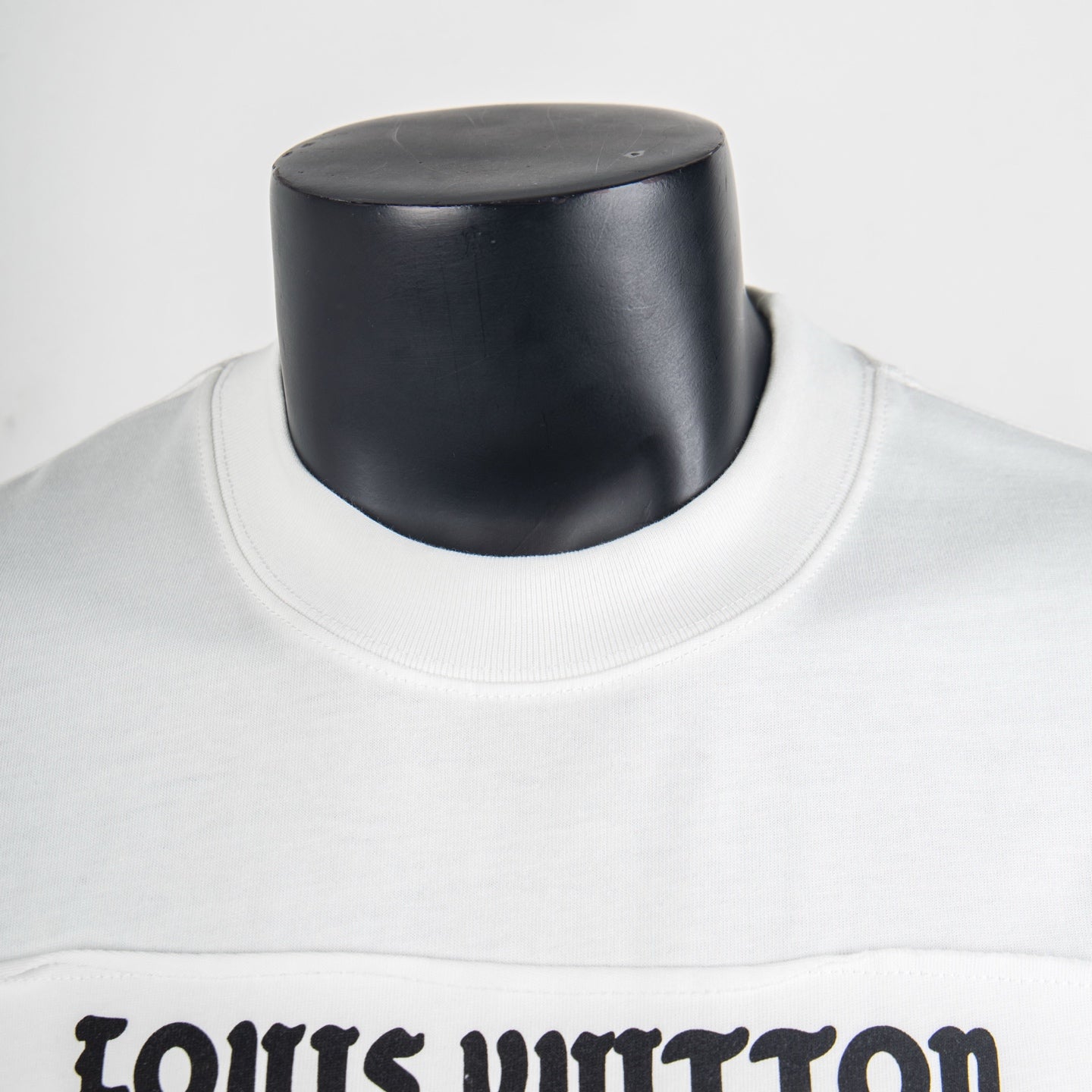 White T-shirt neckline with ribbed crew collar