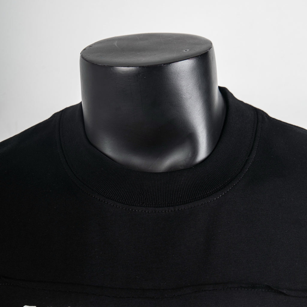 Black crew-neck T-shirt collar in knit fabric