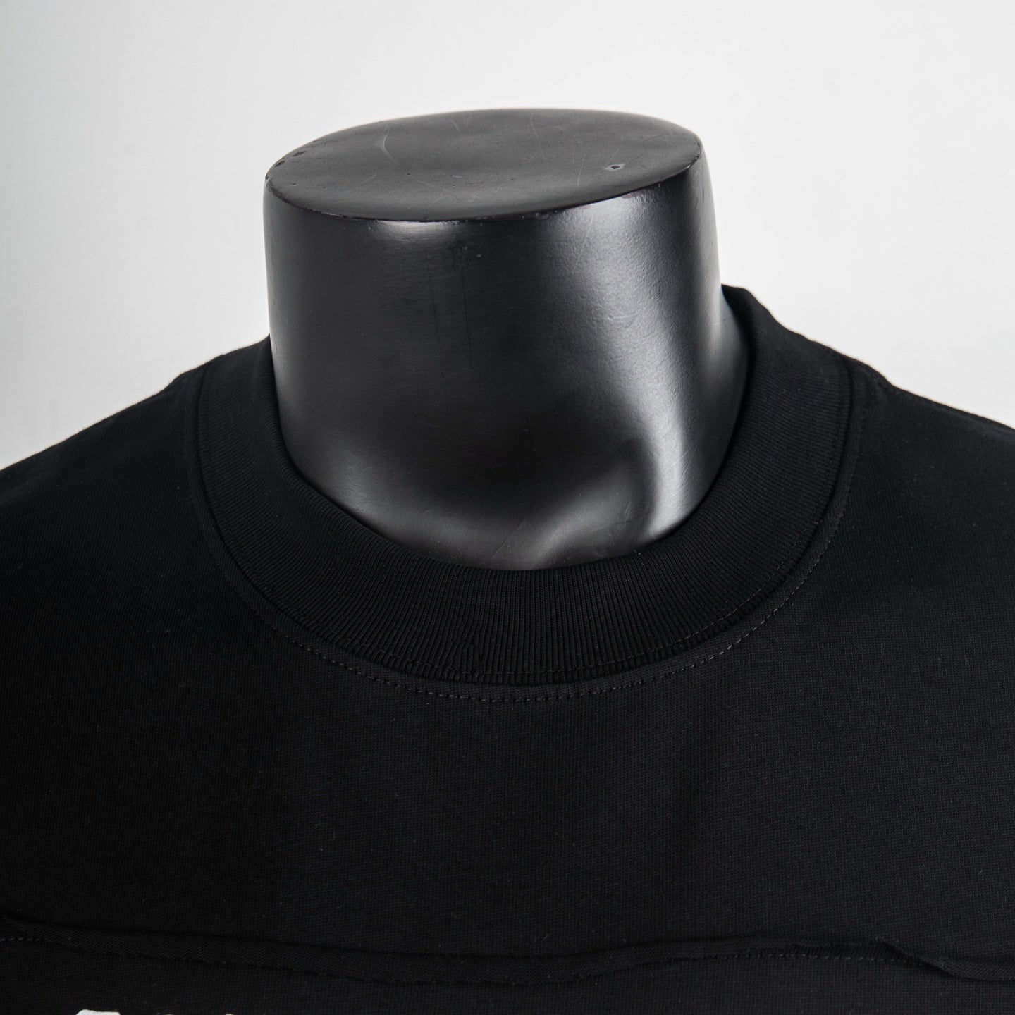 Black crew-neck T-shirt collar in knit fabric