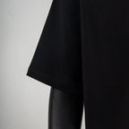 Black short-sleeve T-shirt with stitched hem and sleeve edge