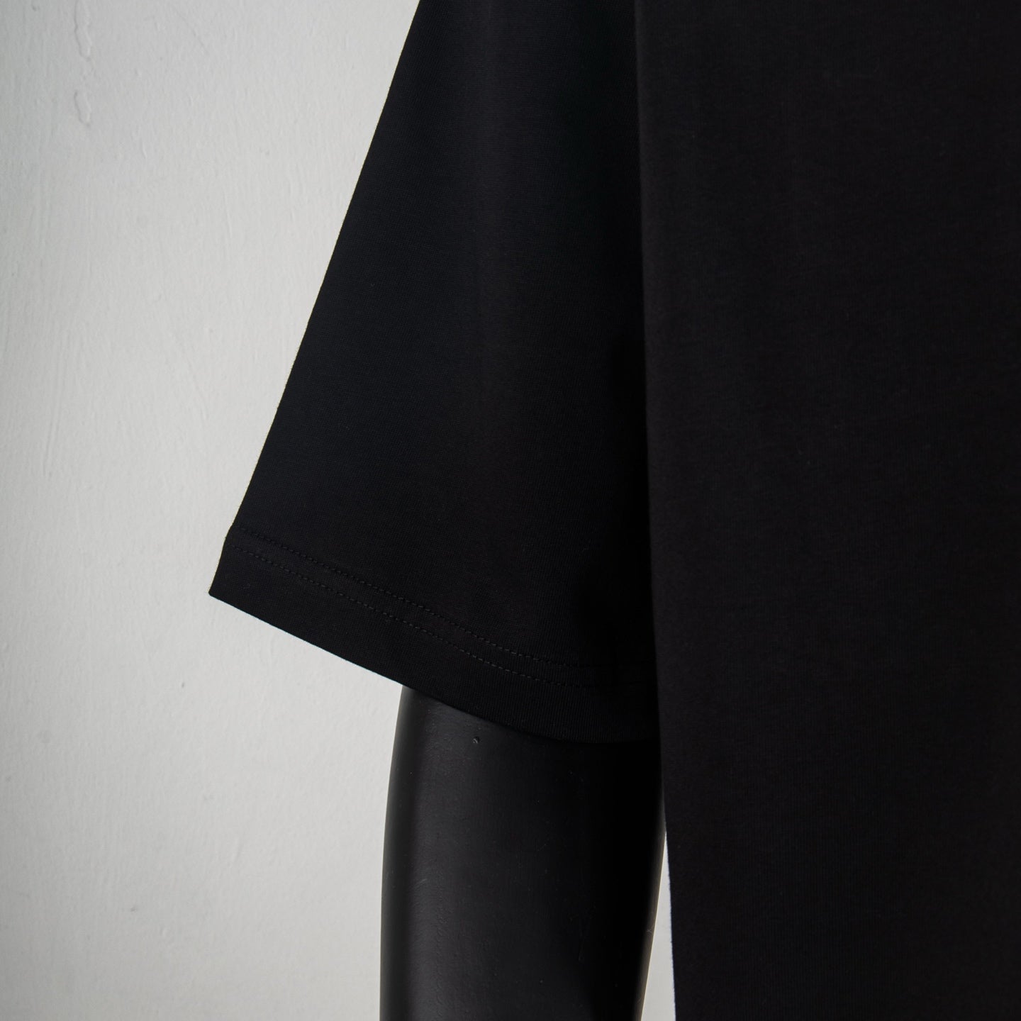 Black short-sleeve T-shirt with stitched hem and sleeve edge
