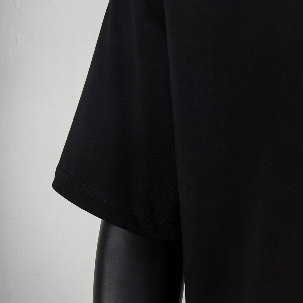 Black short-sleeve T-shirt with straight hem, side view