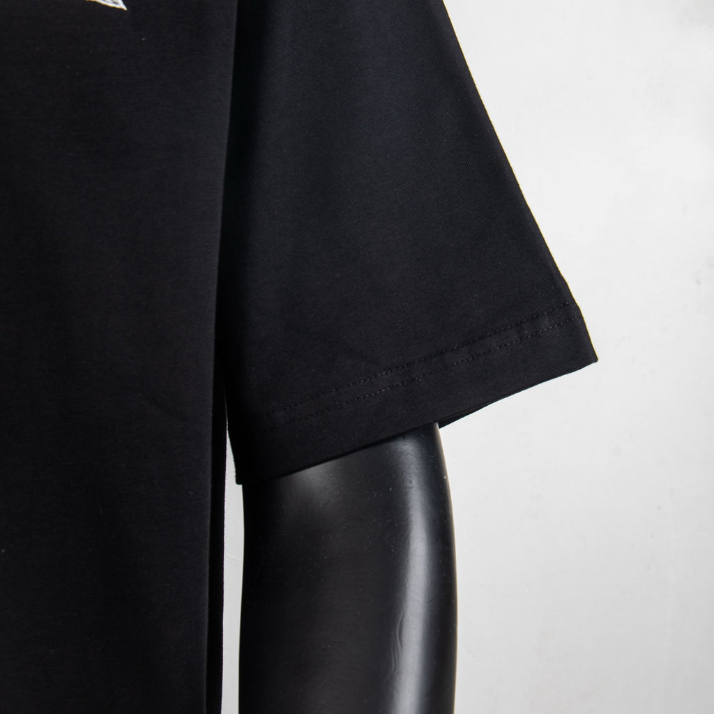 Black short-sleeve T-shirt with straight hem and stitched cuffs
