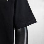 Black short-sleeve T-shirt with straight hem and stitched cuffs