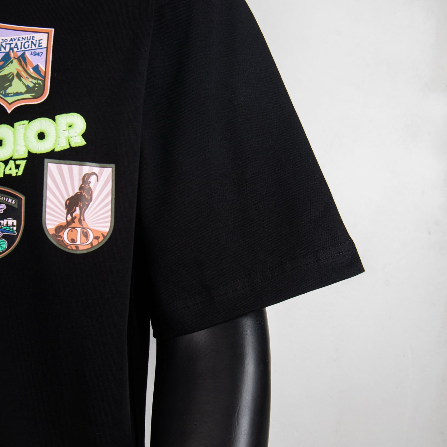 Black Dior short-sleeve T-shirt sleeve with clean hem finish
