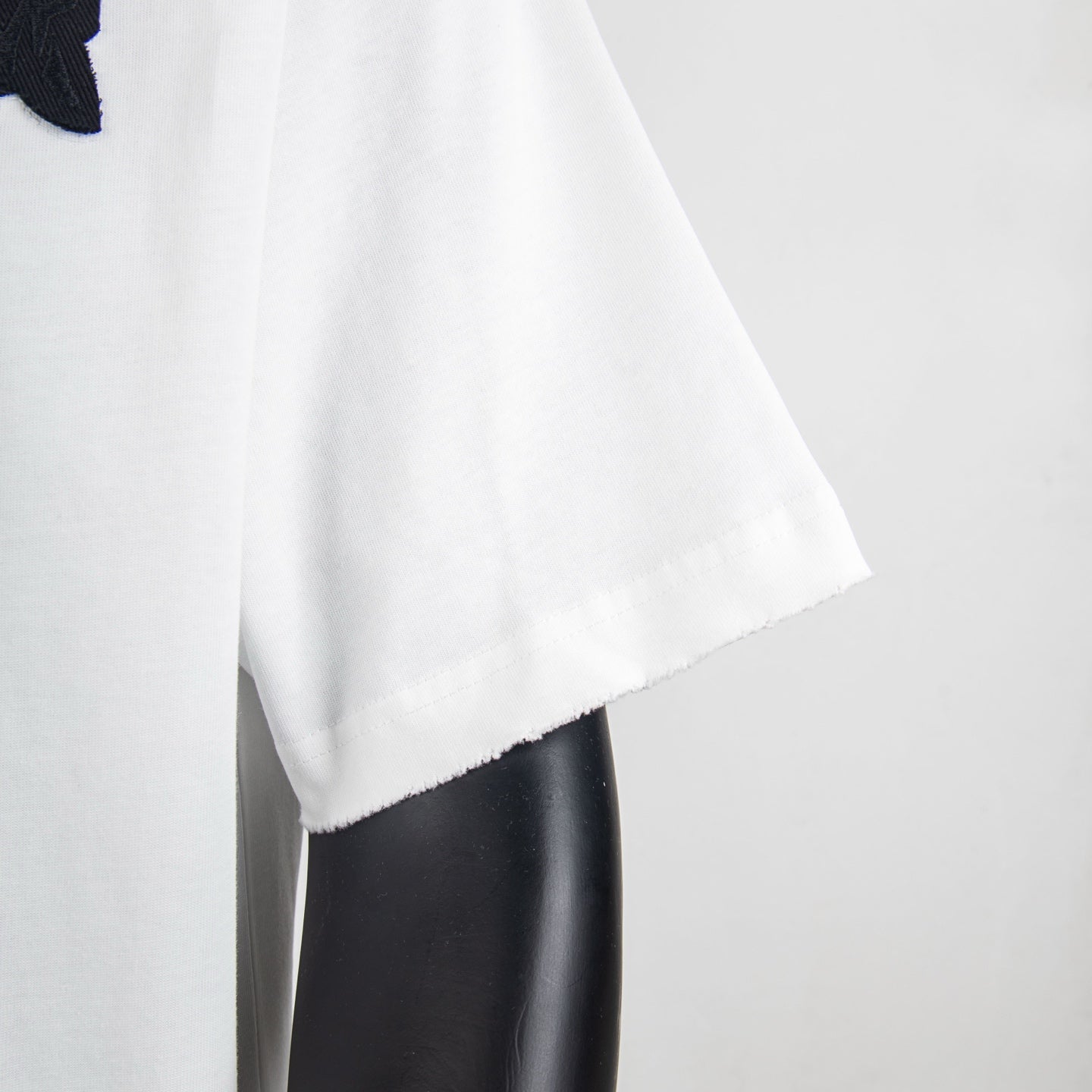 White short-sleeve T-shirt with straight hem and side drape