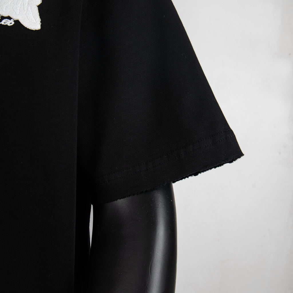 Black short-sleeve T-shirt with straight hem and visible side seam