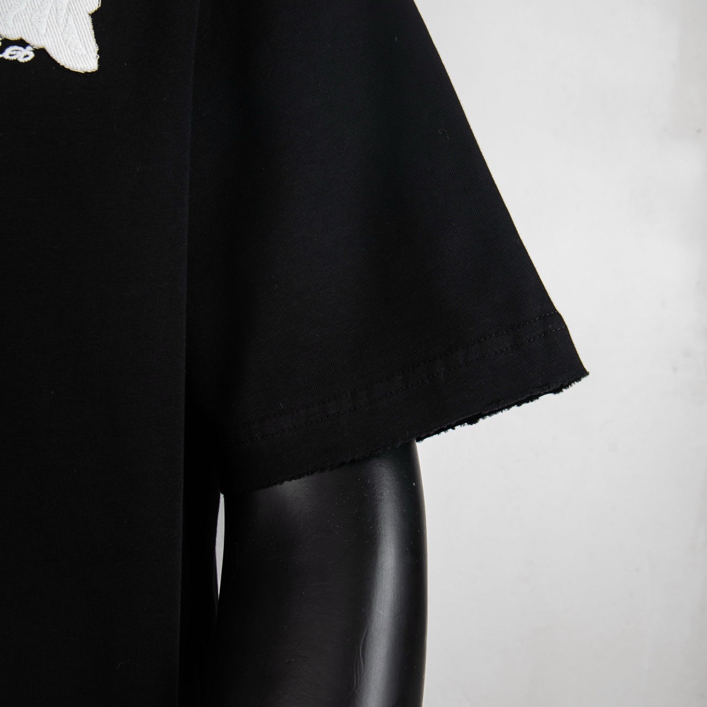 Black short-sleeve T-shirt with straight hem and visible side seam