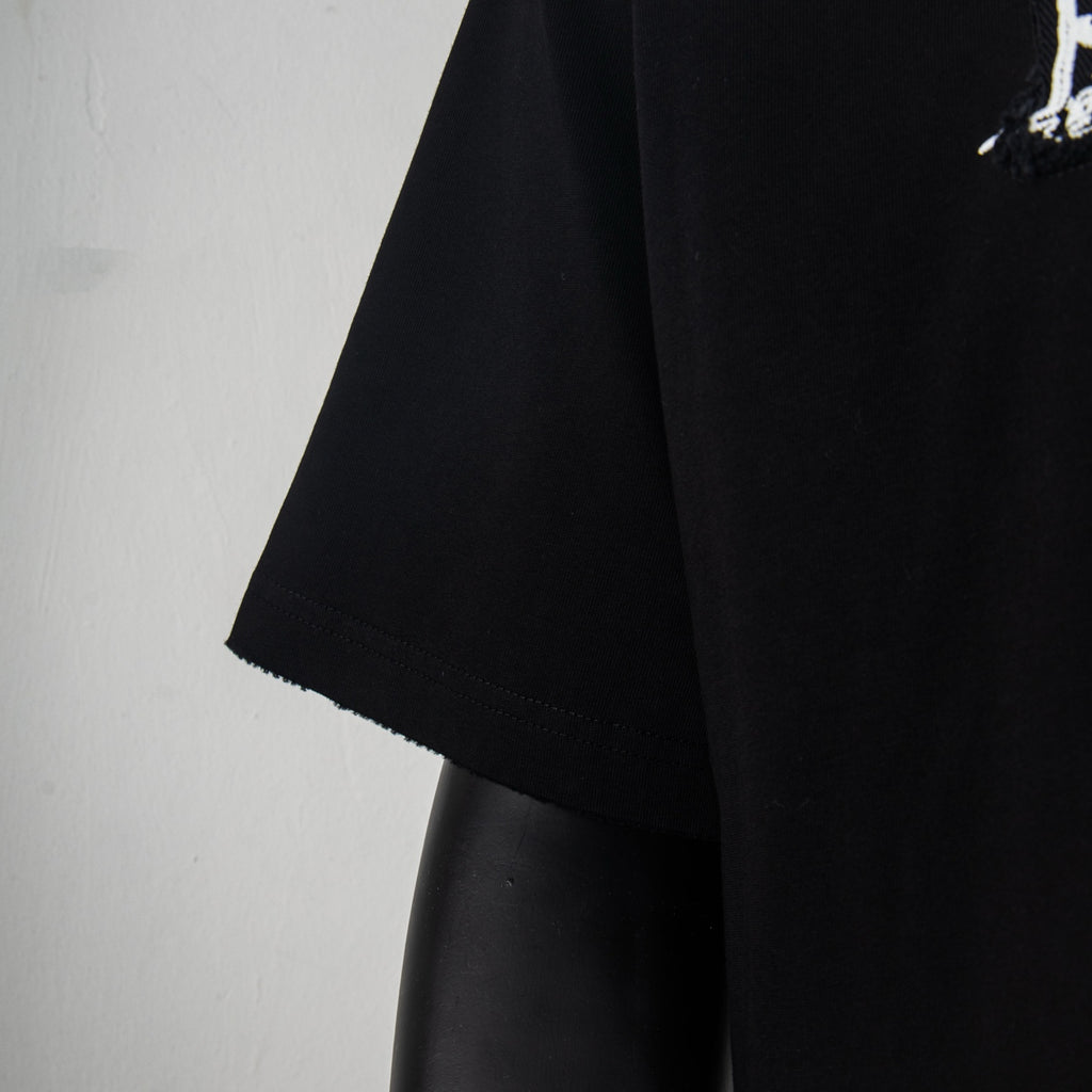 Black short-sleeve T-shirt sleeve hem detail