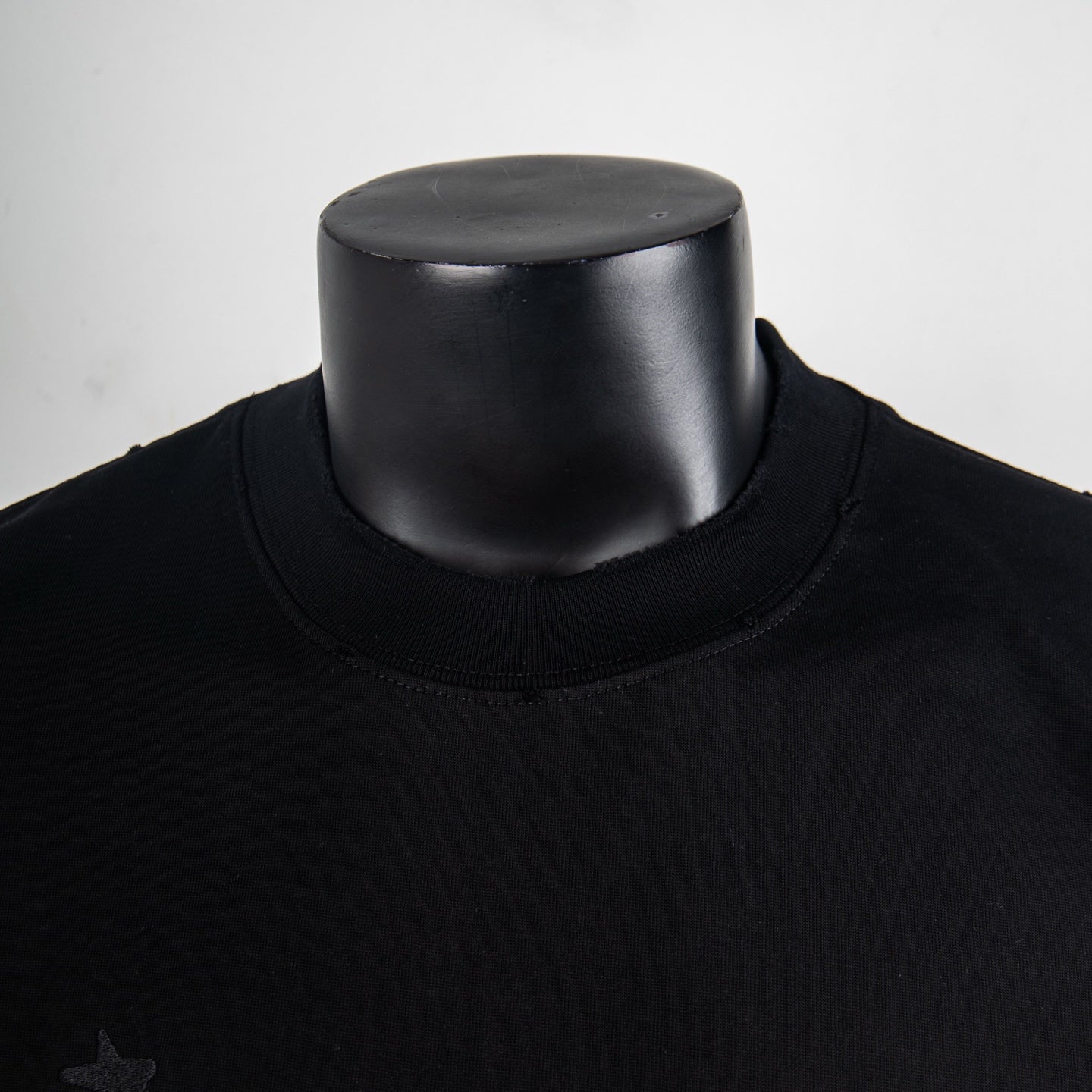 Black T-shirt crew neck with ribbed collar