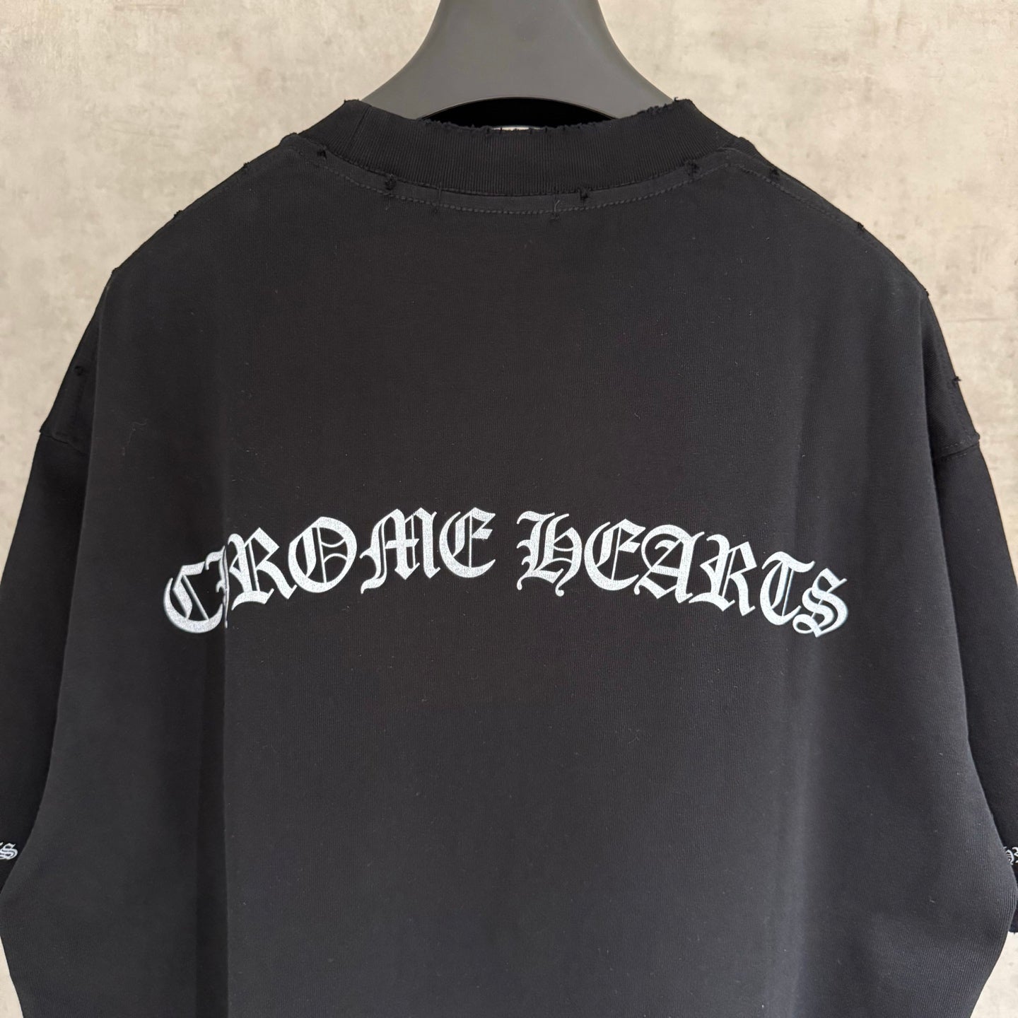 Black short-sleeve T-shirt back graphic lettering