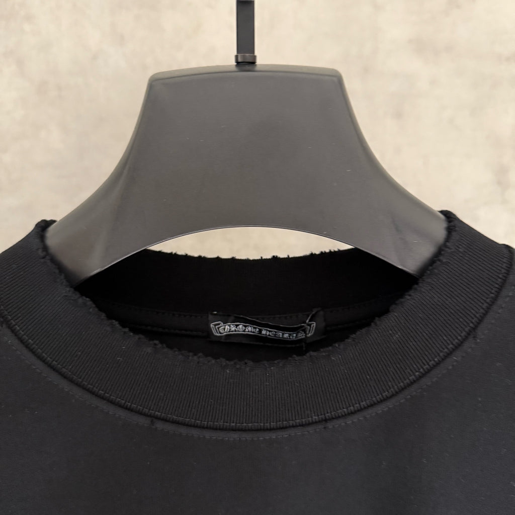 Black short-sleeve T-shirt neckline with inner neck label