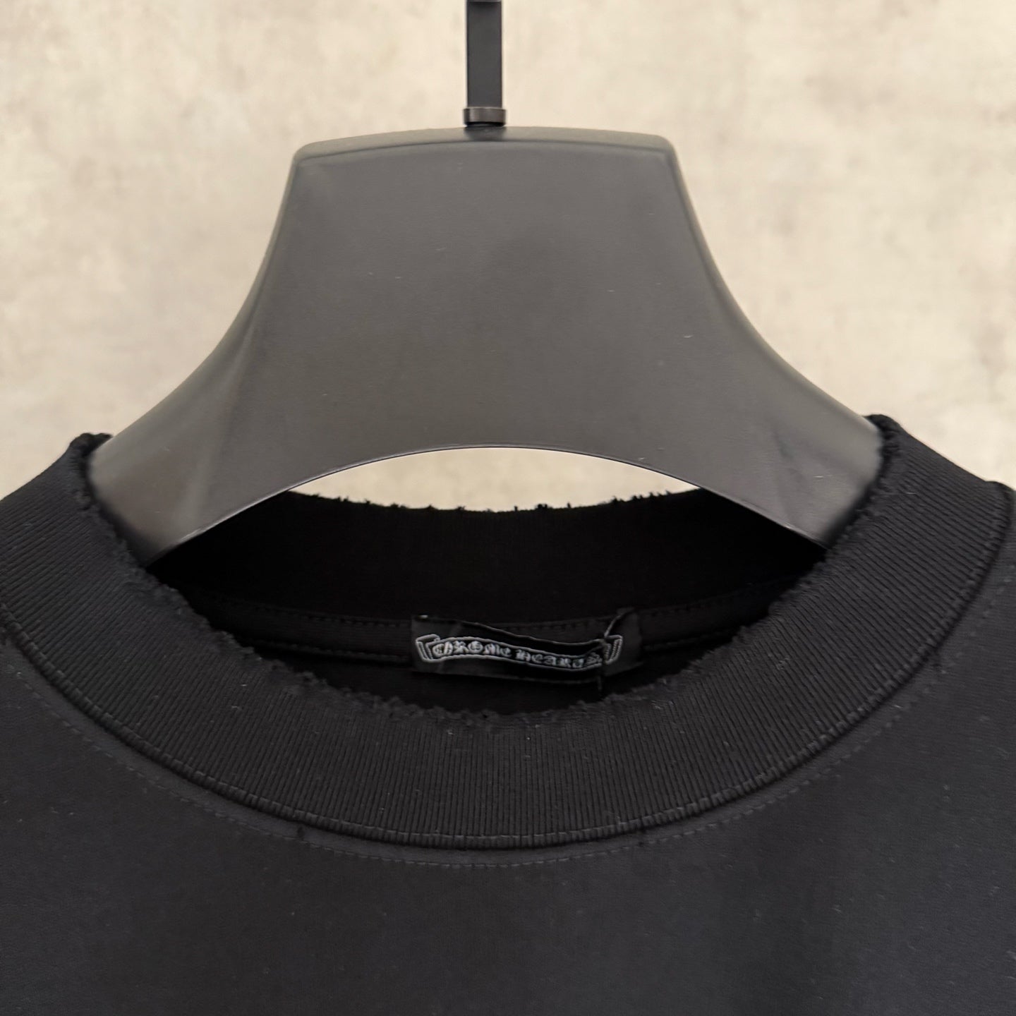 Black short-sleeve T-shirt neckline with inner neck label