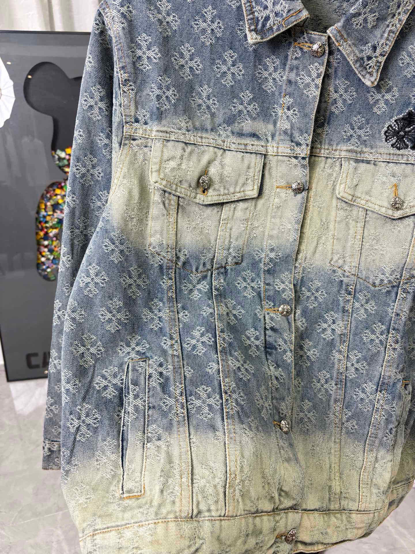 Long-sleeve denim jacket, blue wash, flap chest pockets, buttoned placket
