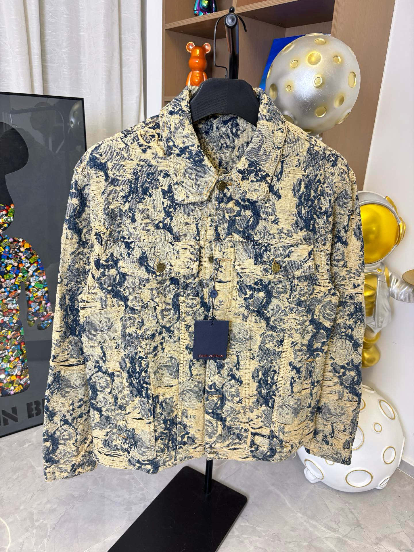 Long-sleeve jacket with blue and cream abstract pattern, front patch pocket