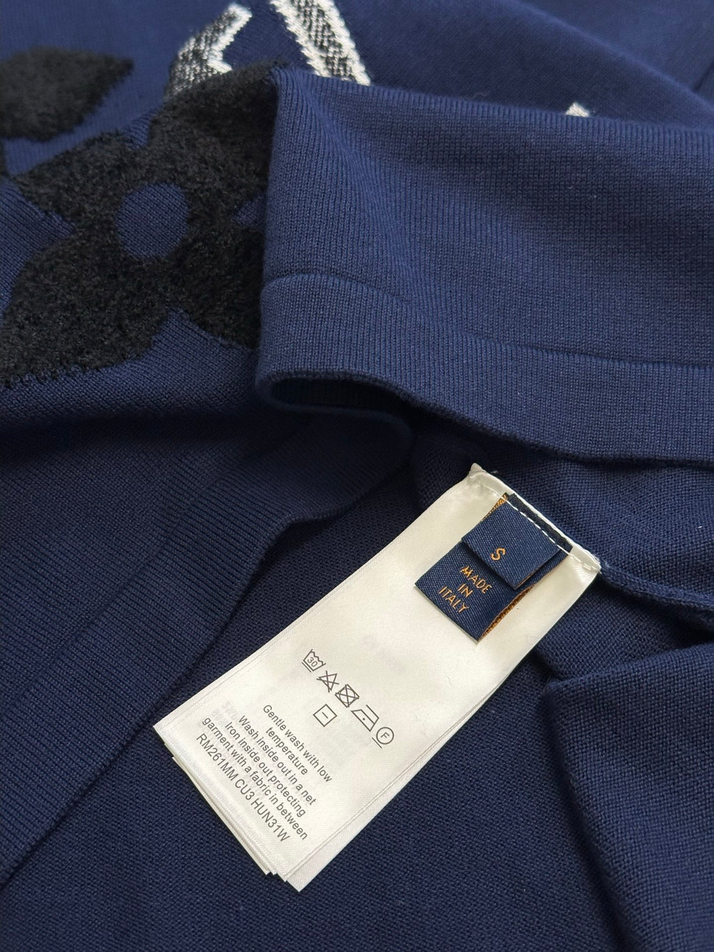 Navy T-shirt with ribbed cuff and care label at side seam
