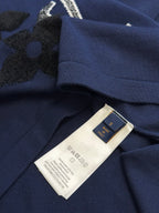 Navy T-shirt with ribbed cuff and care label at side seam