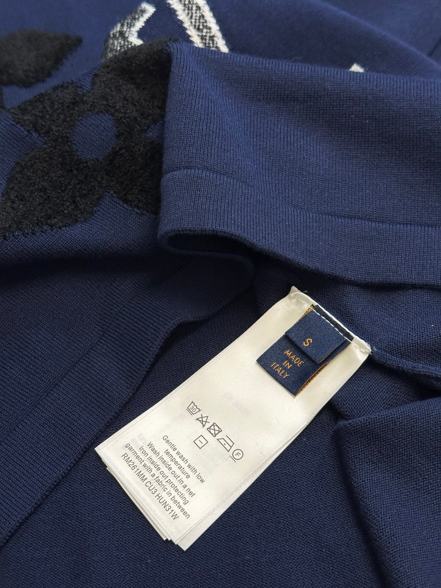 Navy T-shirt with ribbed cuff and care label at side seam