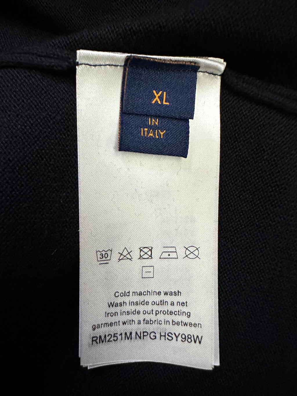 XL T-shirt care label with cold machine wash instructions, Italy