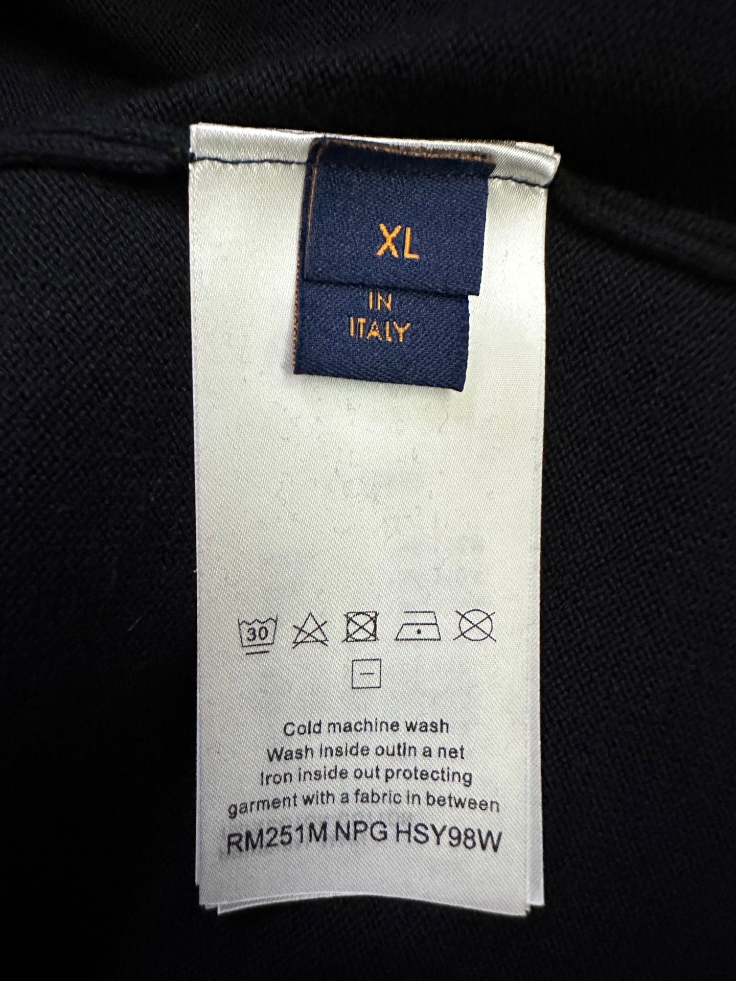 XL T-shirt care label with cold machine wash instructions, Italy