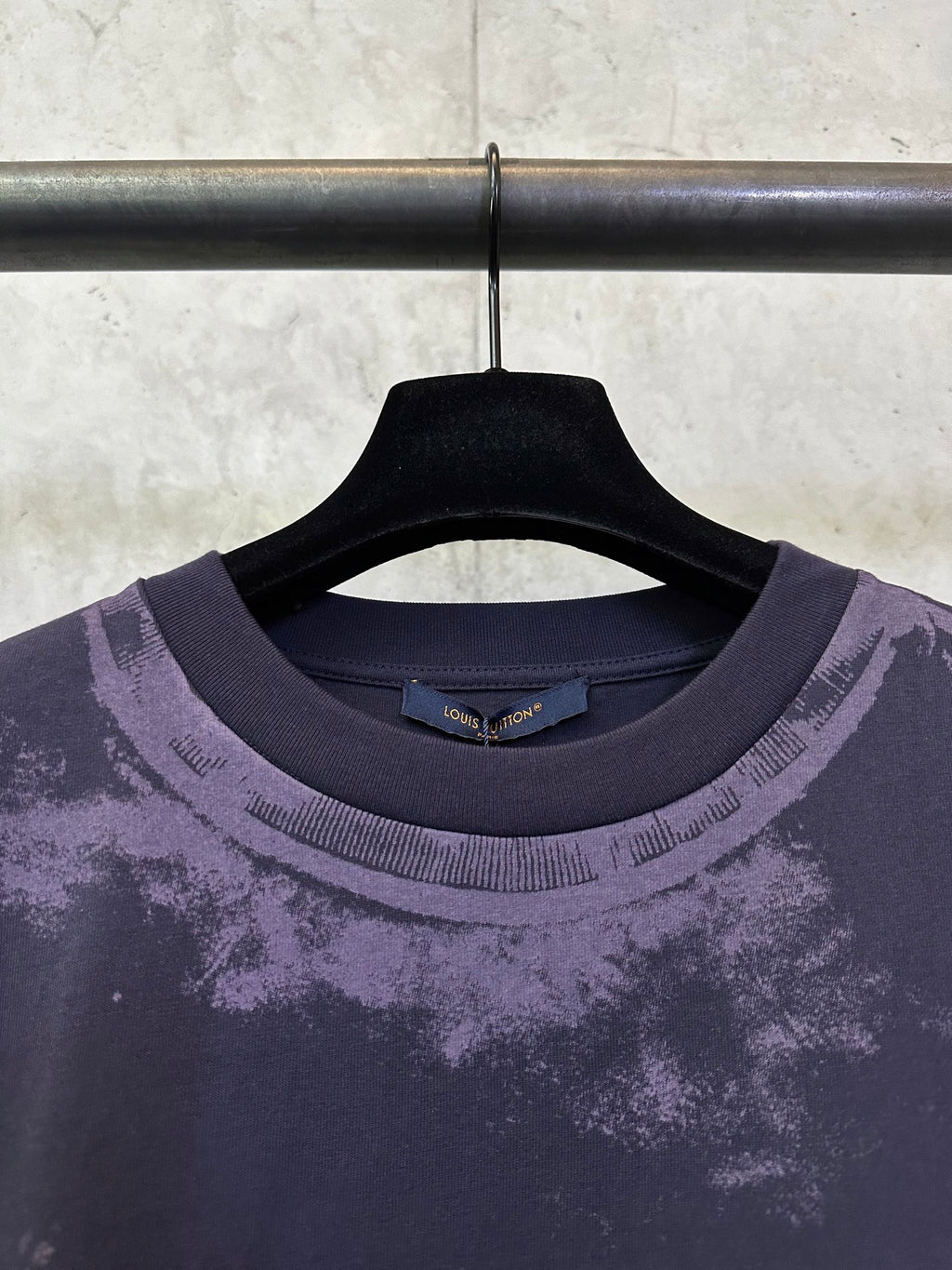 Louis Vuitton dark purple crewneck T-shirt collar and ribbing detail