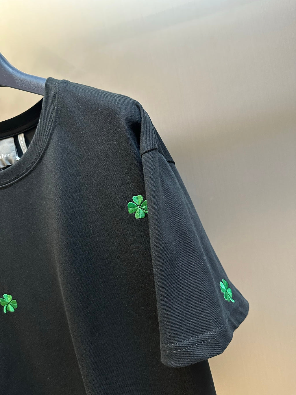 Black short-sleeve T-shirt sleeve with green clover embroidery