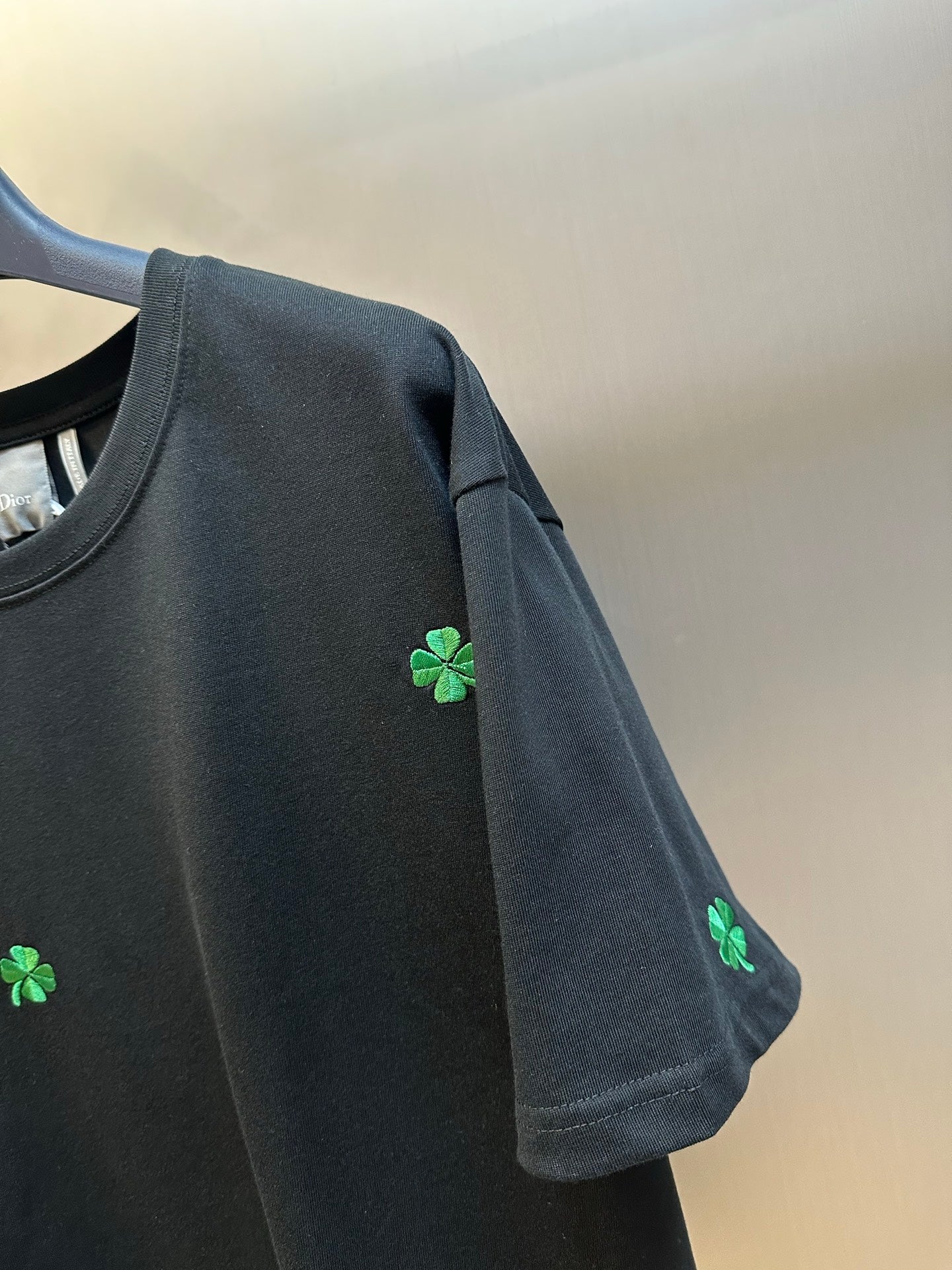 Black short-sleeve T-shirt sleeve with green clover embroidery