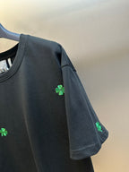 Dior dark short-sleeve T-shirt sleeve with green clover embroidery detail