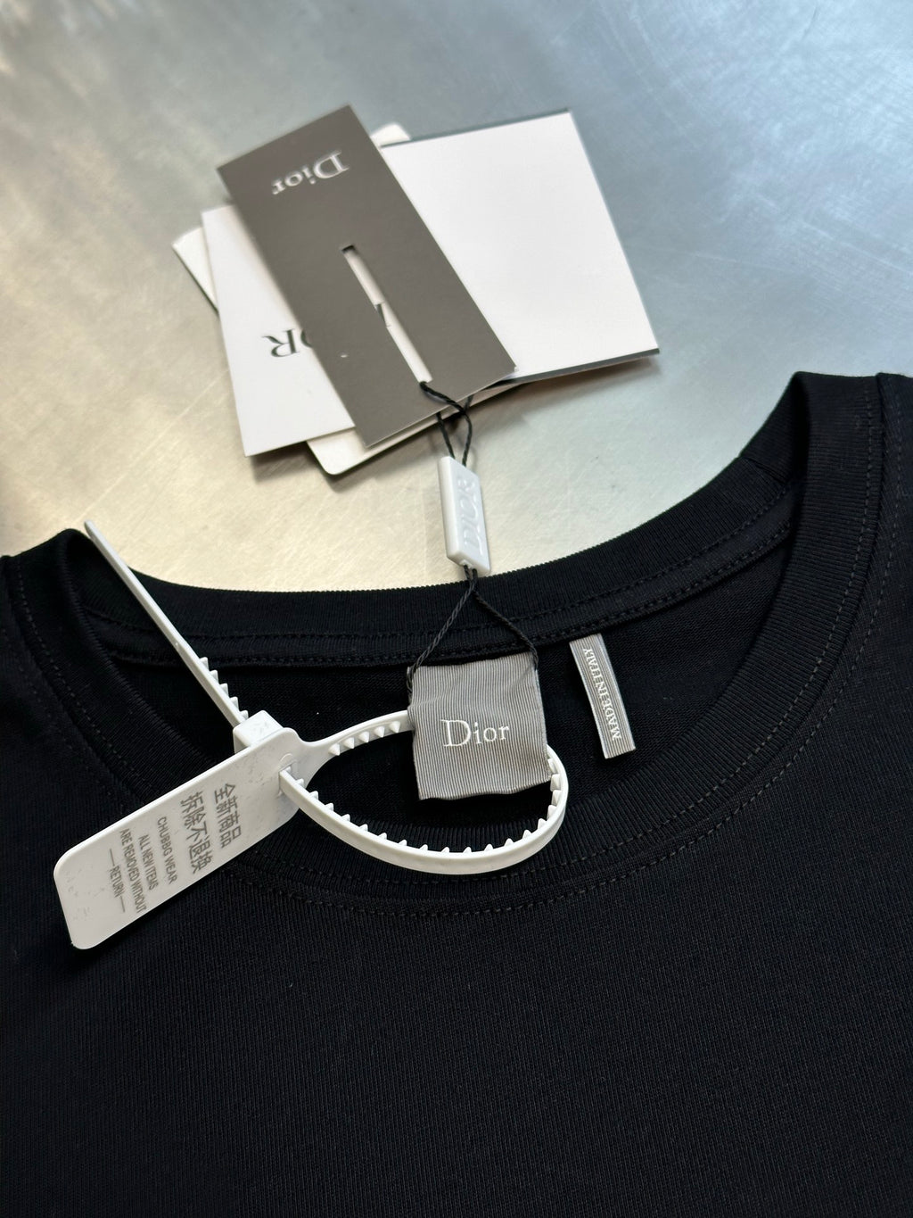 Dior dark short-sleeve T-shirt with green clover embroidery and neck label