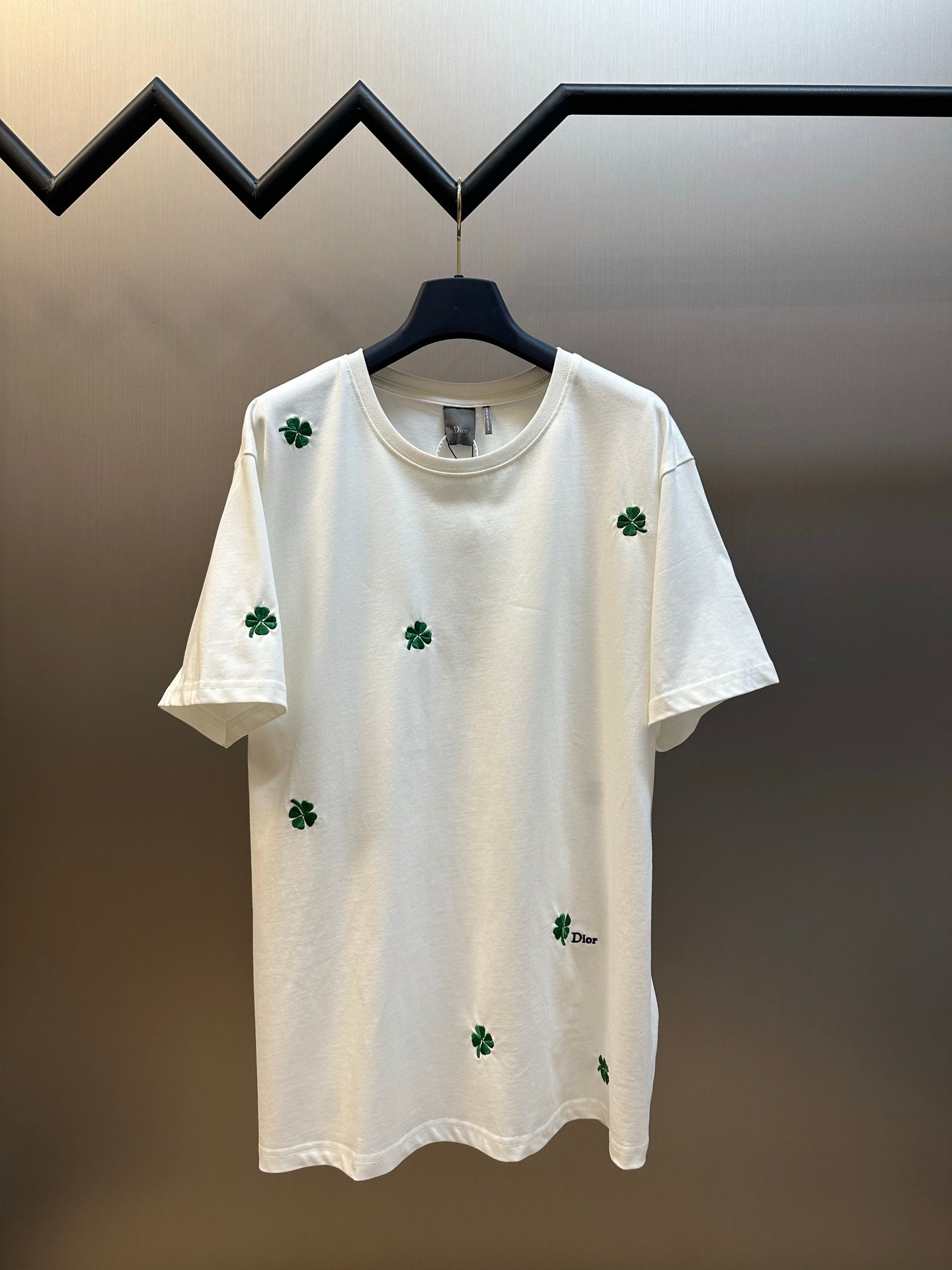 White short-sleeve T-shirt with green four-leaf clover embroidery, crew neck